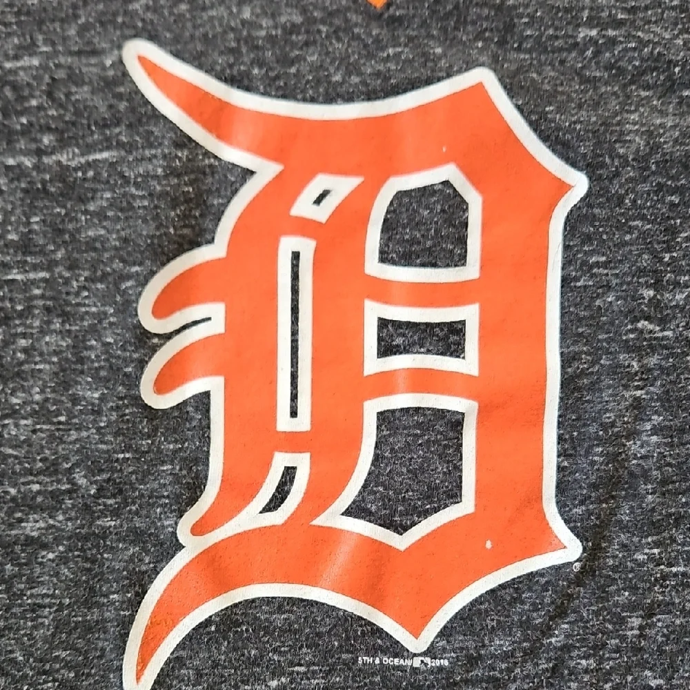 5th & Ocean Black and Orange V-Neck Kids Tee - Picture 4 of 7